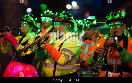 Man, Yorkshire, Großbritannien. 21. Februar 2015. Die Northern Light Street Ensemble führt der Laternenumzug auf dem Moonraking Festival. Dies ist der 30. Jahrestag der Moonraking in man. Bildnachweis: David Preston/Alamy Live-Nachrichten Stockfoto