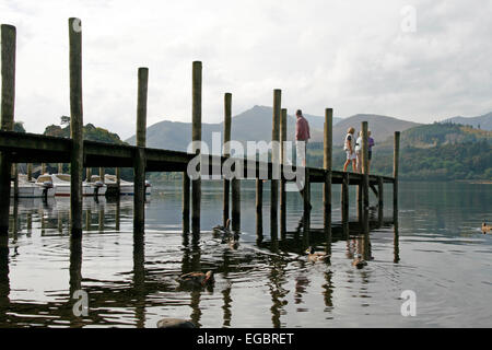 Auf einem Steg in Derwentwater im Lake District, Cumbria, England Stockfoto