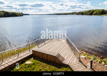 Lookout und Pavillon mit Blick auf die Daugava in Richtung Koknese Burg, Liktendarzs, Koknese, Lettland Stockfoto