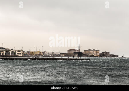 ein windiger Winternachmittag im Hafen von einer italienischen Stadt Stockfoto