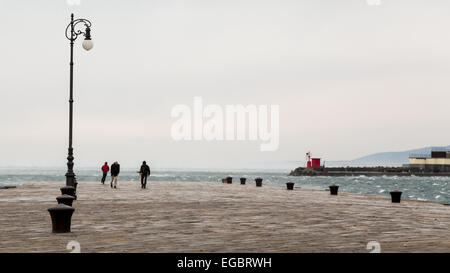 ein windiger Winternachmittag im Hafen von einer italienischen Stadt Stockfoto