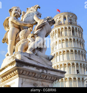 Die Statue von Engeln auf Piazza dei Miracoli in Pisa und der schiefe Turm, Italien Stockfoto