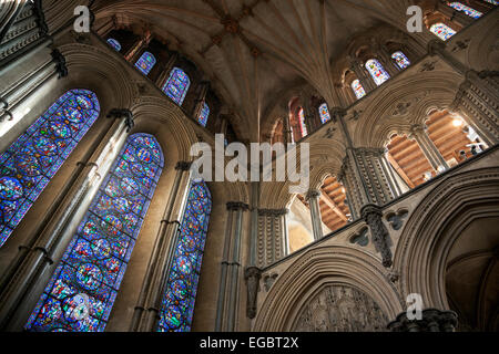 Das Innere der Kathedrale von Ely, Detail der Glasfenster - Ely, Cambrideshire, England Stockfoto