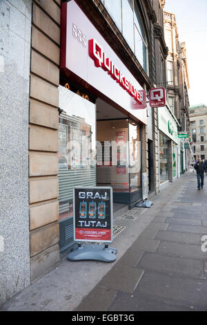 Polnische Zeichen vor einem Wettbüro in Edinburgh, Schottland Stockfoto