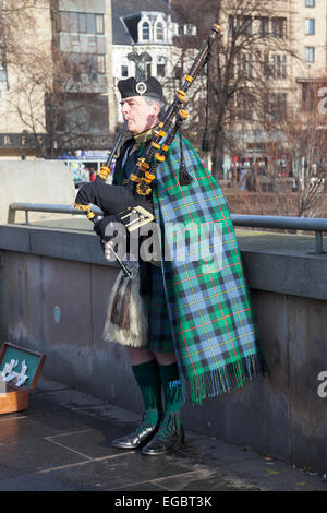 Ein schottischer Dudelsackspieler spielen auf den Straßen von Edinburgh, Schottland Stockfoto