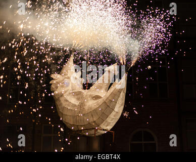 Man, Yorkshire, Großbritannien. 21. Februar 2015. Feuerwerk wie der Mond ist aus dem Kanal wird ausgelöst, bevor es den Laternenumzug durch das Dorf leitet. Dies ist der 30. Jahrestag der Moonraking in man. Bildnachweis: David Preston/Alamy Live-Nachrichten Stockfoto