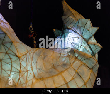 Man, Yorkshire, Großbritannien. 21. Februar 2015. Der Papier Laterne Mond wird aus dem Kanal bis die Laterne Parade Aound das Dorf Kopf ausgelöst. Dies ist der 30. Jahrestag der Moonraking in man. Bildnachweis: David Preston/Alamy Live-Nachrichten Stockfoto