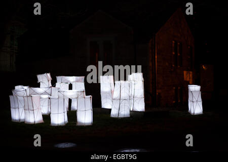 Man, Yorkshire, Großbritannien. 21. Februar 2015. Eine Papierlaterne "Stonehenge" stellt das Thema "Wahrzeichen" für das Festival in diesem Jahr. Dies ist der 30. Jahrestag der Moonraking in man. Bildnachweis: David Preston/Alamy Live-Nachrichten Stockfoto