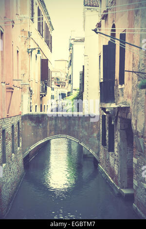 Brücke über den schmalen Kanal in Venedig, Italien. Retro-Stil vorgefiltert Stockfoto