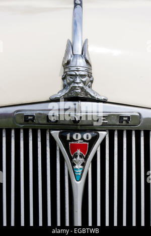 Rover 100 1962 Oldtimer. Nahaufnahme des Rover 100-Logos auf der Vorderseite der Motorhaube, Motorhaube, mit geschnitzter Wikinger-Kühlerhaube Stockfoto