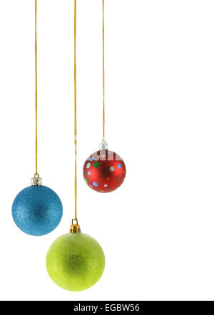 Weihnachtskugeln, die über dem weißen Hintergrund isoliert Stockfoto