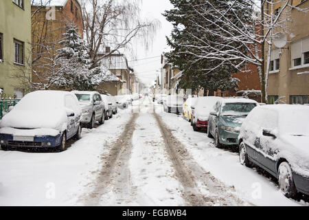 Parken auf der Straße mit frischem Schnee bedeckt Stockfoto