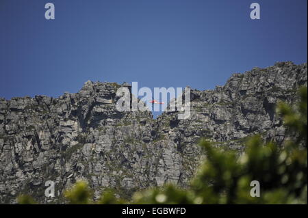 Cape Town, Südafrika. 22. Februar 2015. Ein Rettungshubschrauber Winden eine Person aus Tafelberg, Kapstadt, Südafrika: Kredit-22. Februar 2015: STUART WALKER/Alamy Live News Stockfoto