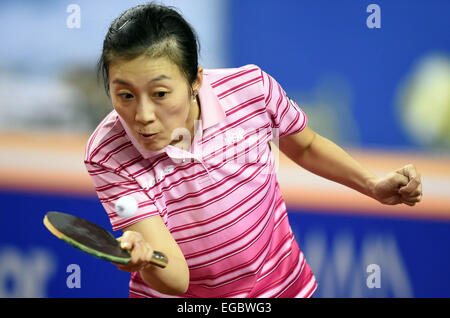 Doha, Katar. 22. Februar 2015. Han Ying Deutschland kehrt die Kugel während der Frauen Singles Halbfinale gegen Singapurs Feng Tianwei GAC Gruppe 2015 ITTF World Tour, Qatar Open (Super), in Doha, der Hauptstadt von Katar, 22. Februar 2015. Han gewann 4: 3. © Chen Shaojin/Xinhua/Alamy Live-Nachrichten Stockfoto