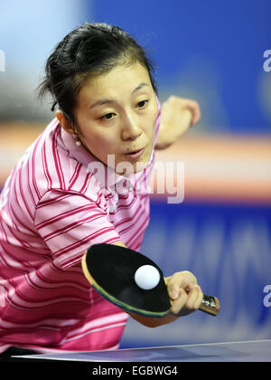 Doha, Katar. 22. Februar 2015. Han Ying Deutschland kehrt die Kugel während der Frauen Singles Halbfinale gegen Singapurs Feng Tianwei GAC Gruppe 2015 ITTF World Tour, Qatar Open (Super), in Doha, der Hauptstadt von Katar, 22. Februar 2015. Han gewann 4: 3. © Chen Shaojin/Xinhua/Alamy Live-Nachrichten Stockfoto