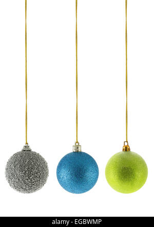 Weihnachtskugeln, die über dem weißen Hintergrund isoliert Stockfoto