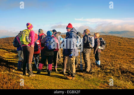 Wanderer unter brechen Cooley Mountains Carlingford Co. Louth, Irland Stockfoto