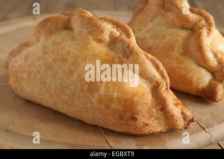 Traditionelle Cornish Pasty gefüllt mit Fleisch Kartoffel Schwede und Karotten Stockfoto