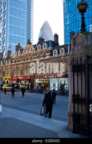 Die Gurke, früher bekannt als die Schweizer Rück-Gebäude ist ein kommerzielle Wolkenkratzer, Build 2003 eröffnete 2004,30 St Mary Axe, London Stockfoto