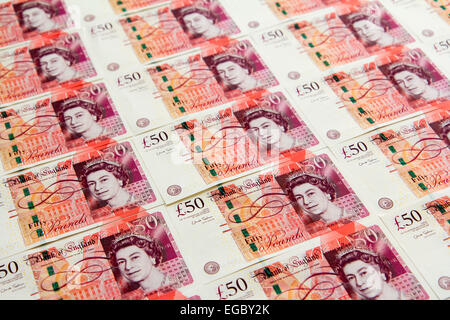 Britische £50 Sterling Banknoten des neuen Typs im November 2011 ausgegeben. Noten sind mit dem Kopf der Königin nach oben. Stockfoto