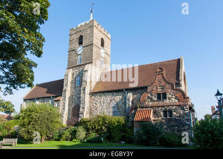 St. Peters Norman Kirche, Steingebäude aus dem 11. Jahrhundert mit Mitteluhrturm gegen klaren blauen Himmel in der historischen Marktstadt Sandwich, Kent. Stockfoto