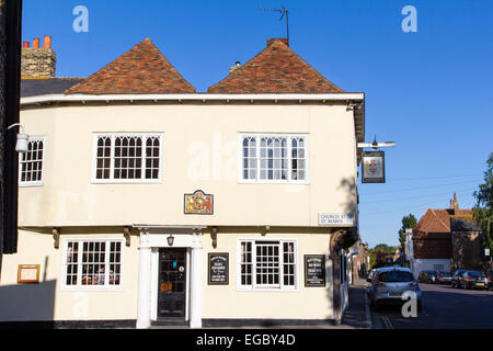 1592 Englisches mittelalterliches weißes Gips über einem Holzrahmengebäude, 'The King's Arms' öffentliches Haus in der historischen Stadt Sandwich in Kent, England Stockfoto