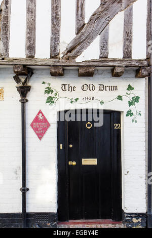 Die schwarze Vordertür aus Holz Eingang zum englischen mittelalterlichen Haus aus dem 15. Jahrhundert, 'The Old Drum', datiert 1450, in Sandwich Town, Kent, England. Stockfoto