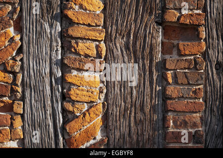 geistreichen Sonnenlicht zeigt die feineren Details der handgefertigten roten Lehmziegeln und Holzstütze Eiche Holz Balken Tudor Stockfoto