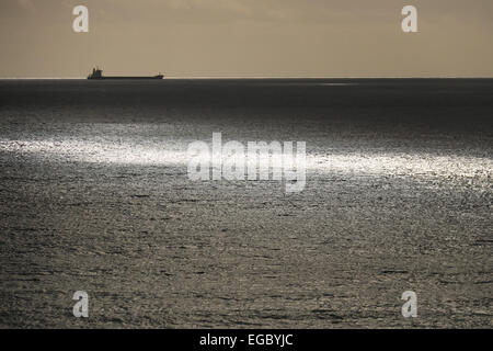 Öl-Tanker am Horizont der sonnenbeschienenen Meer Stockfoto