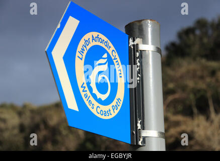 Wales Coast Path blauen Wegweiser Stockfoto