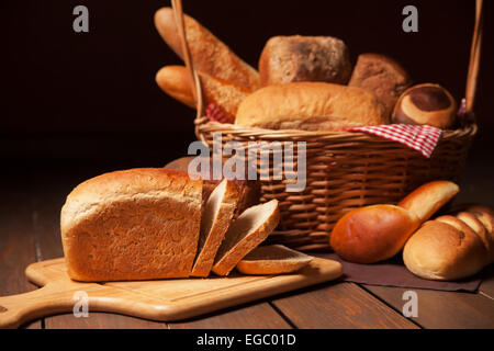 Komposition mit Brot und Brötchen im Weidenkorb Stockfoto