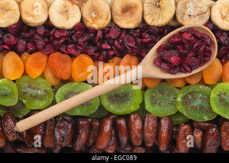 Kochlöffel mit Preiselbeeren liegt auf die getrockneten Früchte Stockfoto