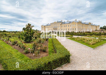 Rosengärten, Rundale Palace Museum und Park, Lettland Stockfoto