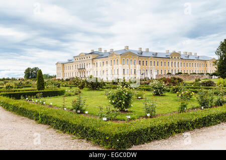 Rosengärten, Rundale Palace Museum und Park, Lettland Stockfoto