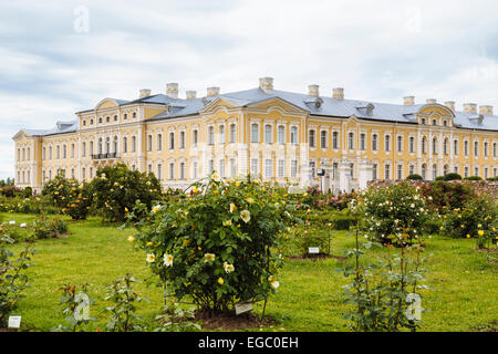 Rosengärten, Rundale Palace Museum und Park, Lettland Stockfoto