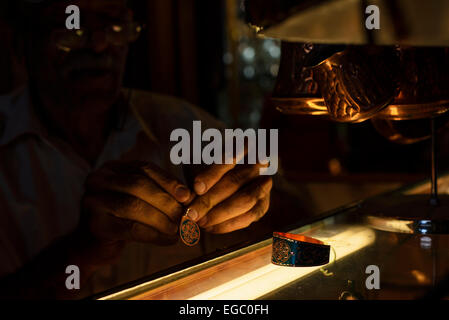 Cooper Ohrringe und Armband in Isfahan, Iran Stockfoto