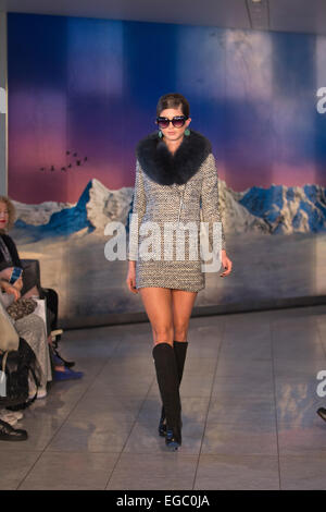 London, UK. 22. Februar 2015.  ÉTHOLOGIE von Jasper Garvida auf der LONDON Fashionweek. 22.02.2015 ÉTHOLOGIE Modenschau von Designer Jasper Garvida zeigen LONDON FASHION WEEK Haare gestylt von Schwarzkopf UK. Bildnachweis: Jeff Gilbert/Alamy Live-Nachrichten Stockfoto