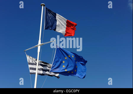 Französische nationale Flagge, europäische und Bretagne Flagge, Bretagne, Frankreich Stockfoto