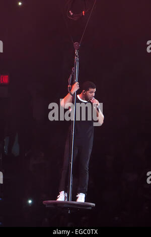 Die Drake Vs Lil Wayne kämpfen Konzert, im legendären Forest Hills-Stadion in Queens. Während dem Gig flog Drake, der diese Leistung gewonnen hatte, über die Menge auf einen motorisierten Untersatz. Mitwirkende: Drake, Aubrey Drake Graham wo: Forest Hills, New York, Stockfoto