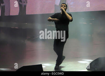 Die Drake Vs Lil Wayne kämpfen Konzert, im legendären Forest Hills-Stadion in Queens. Während dem Gig flog Drake, der diese Leistung gewonnen hatte, über die Menge auf einen motorisierten Untersatz. Mitwirkende: Drake, Aubrey Drake Graham wo: Forest Hills, New York, Stockfoto