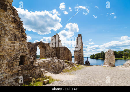 Ruinen der Burg von Koknese am Fluss Daugava, Lettland Stockfoto