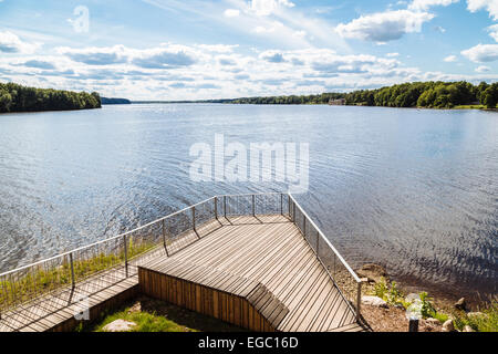 Lookout und Pavillon mit Blick auf die Daugava in Richtung Koknese Burg, Liktendarzs, Koknese, Lettland Stockfoto