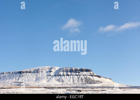 Eine Schneelandschaft in den Yorkshire Dales - Pen-y-Gent, eines der drei Zinnen mit blauem Himmel darüber hinaus blickte. Stockfoto