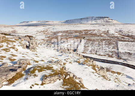 Eine verschneite Kalksteinlandschaft in den Yorkshire Dales - blickte zu Pen-y-Gent, einer der drei Zinnen. Stockfoto