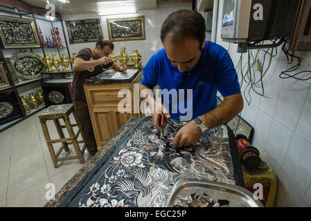 Künstler prägen Ghalamzani Silber-Stücke, Ghalamzani heißt Kunst, Prägung Muster auf verschiedene Metalle wie Kupfer, Silber, Gold und Messing, Isfahan, Iran Stockfoto
