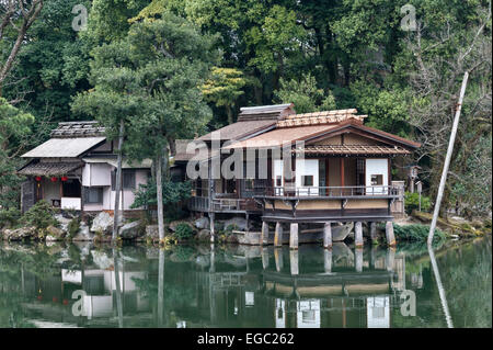 Das Uchihashi-tei Teehaus wurde über dem See in Kenroku-en, Kanazawa, einem der drei Großen Gärten Japans, erbaut Stockfoto