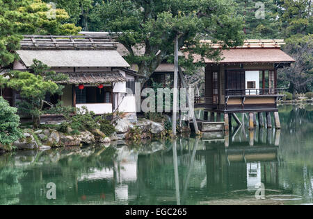 Das Uchihashi-tei Teehaus wurde über dem See in Kenroku-en, Kanazawa, einem der drei Großen Gärten Japans, erbaut Stockfoto