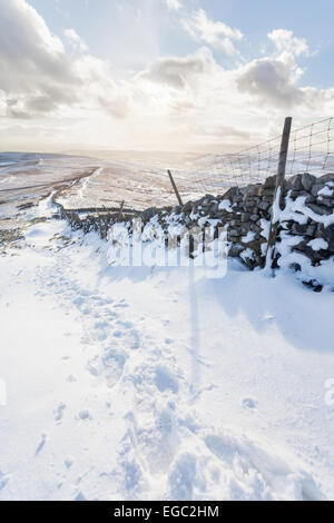 Sonnenuntergang über dem Schnee bedeckt Ribblesdale in Yorkshire Dales National Park - der Blick von Pen-y-Gent. Stockfoto