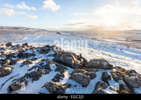 Sonnenuntergang über dem Schnee bedeckt Ribblesdale in Yorkshire Dales National Park - der Blick von Pen-y-Gent. Stockfoto