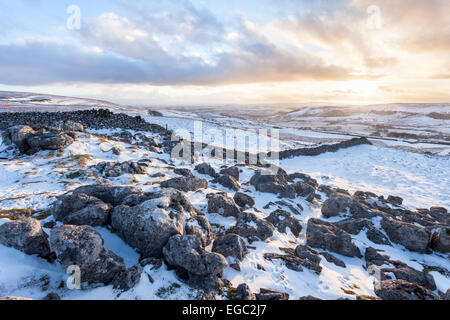 Sonnenuntergang über dem Schnee bedeckt Ribblesdale in Yorkshire Dales National Park - der Blick von Pen-y-Gent. Stockfoto